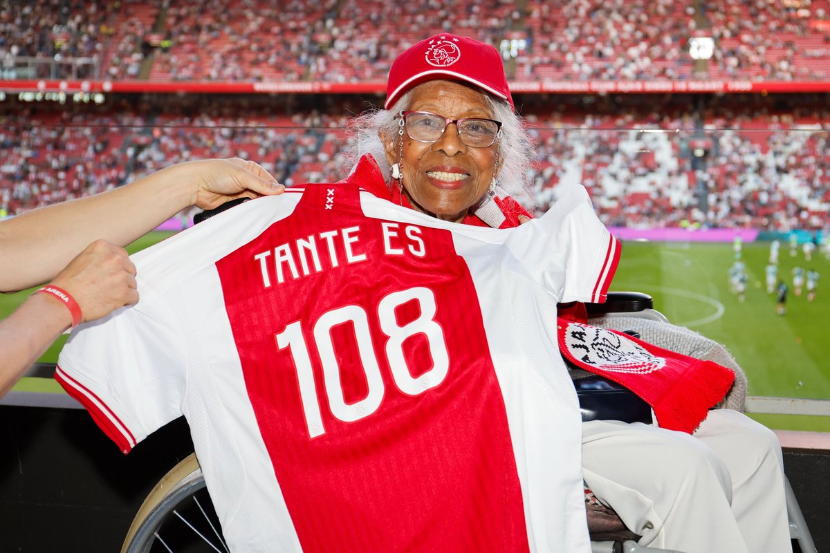 Эта милейшая женщина на фото — самая пожилая болельщица Аякса. В этом году ей исполнилось 108 лет. 

Перед началом матча с «Хераклесом» ей вручили клубную именную футболку с символическим номером 108.

Да чтоб я так хорошо выглядела после сотни лет!