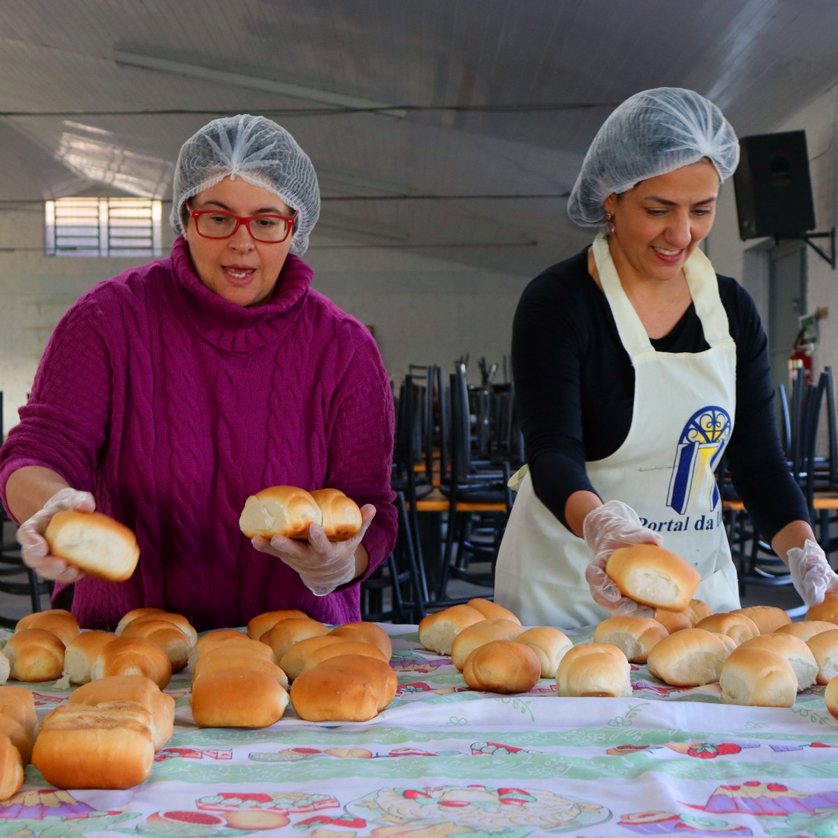 marisol_santoss's tweet photo. A ação das Cestas Solidárias dos Pais foi um sucesso. Que alegria participar mais uma vez! Ontem ajudamos na embalagem dos pães (deliciosos, aliás!) e hoje estive desde cedo na entrega das cestas nos Capuchinhos. https://t.co/3Ex11K8I56
