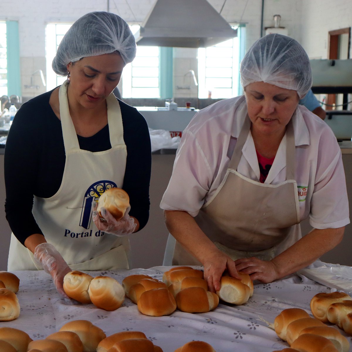 marisol_santoss's tweet photo. A ação das Cestas Solidárias dos Pais foi um sucesso. Que alegria participar mais uma vez! Ontem ajudamos na embalagem dos pães (deliciosos, aliás!) e hoje estive desde cedo na entrega das cestas nos Capuchinhos. https://t.co/3Ex11K8I56
