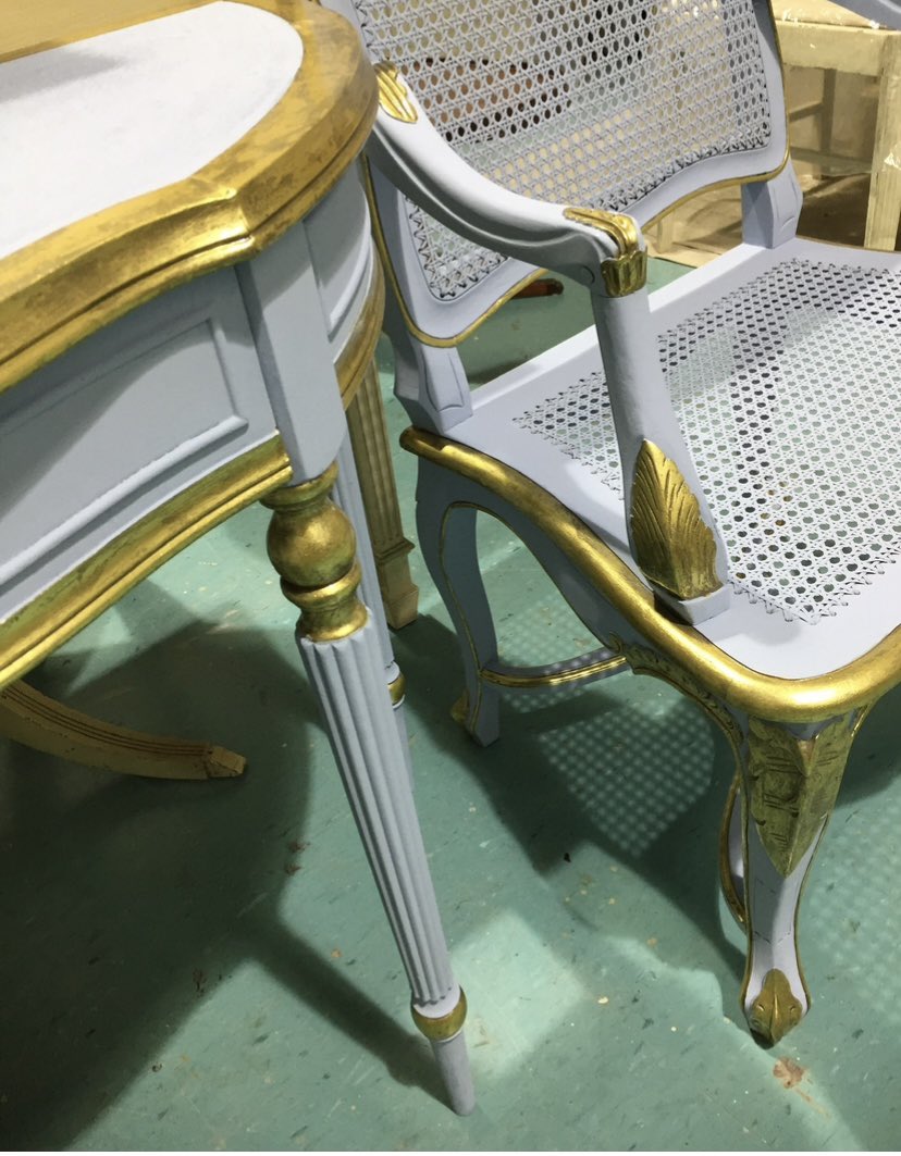 paintwithjim's tweet photo. “A Chateau state of mind!”
I found two chairs and console table and I don’t know why I instantly saw blue and gold. I used a soft blue paint,Artisan Enhancements size, gold foil, tinted scumble and top coat sealer for the gold foil. I softly antiqued the blue only in the details! https://t.co/dpAotLtuxO