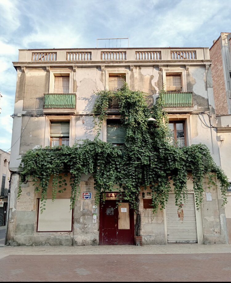 Avui tanquem el nostre establiment, 83 anys al mateix espai, on el servei al client i #culturadevi han sigut la nostre bandera a #Gavà