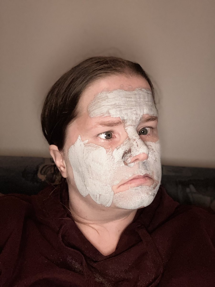 idaengstrom88's tweet photo. Avslutar kvällen med en lermask i ansiktet #lermask #hudvård #hudvårdsrutin #hudvårdstips #mudmask #rituals https://t.co/Fm0Dpgm9uO