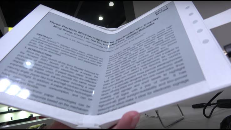 teknolojia_tz's tweet image. 📚 Kuchunguza Teknolojia ya E Ink 🖋️ E Ink, au wino wa elektroniki, ni teknolojia ya kuvutia inayofanana na wino kwenye karatasi. Hutumiwa katika vifaa vya kusoma, alama za elektroniki, na zaidi kwa ufanisi wake wa nishati na uwezo wa kusoma vizuri. Hebu tuchimbe zaidi! #EInkTech