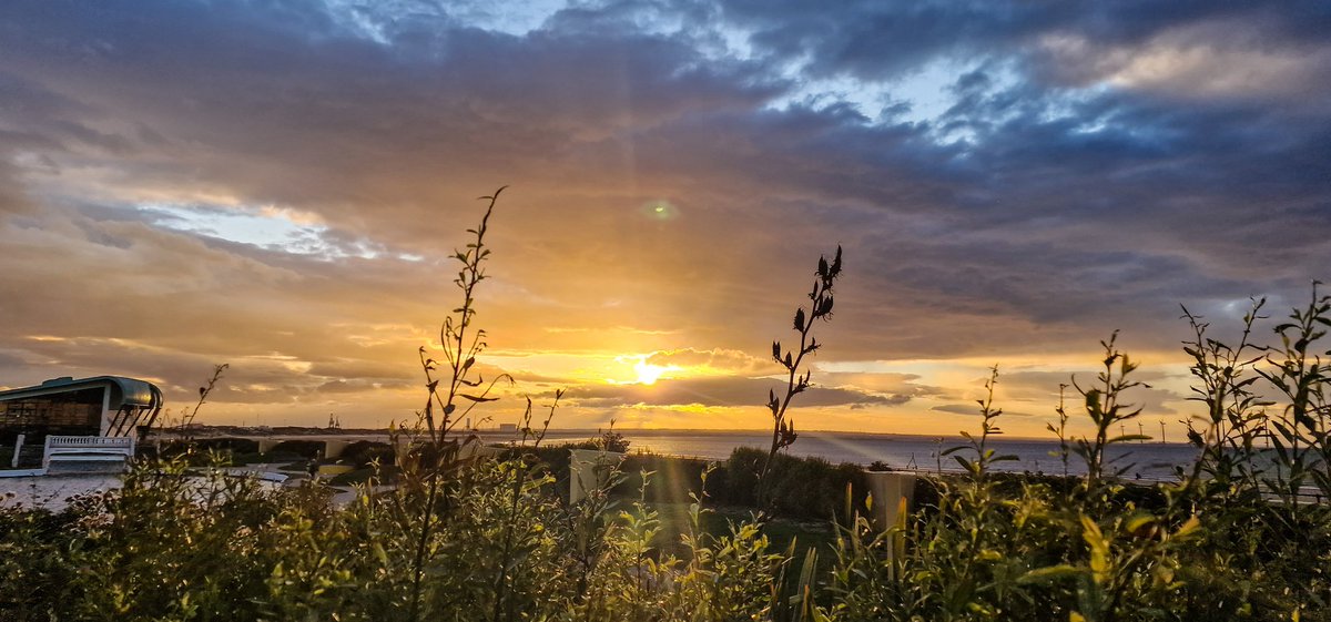 dave_cocks's tweet photo. #sunset over the #RiverTees #SouthGare #Redcar #NorthYorkshire #grimupnorth #teessidelive #StormHour #bbcweather #itvweather #earthandclouds #PhotographyWx #rcambassadors https://t.co/OfLTGGFxr3