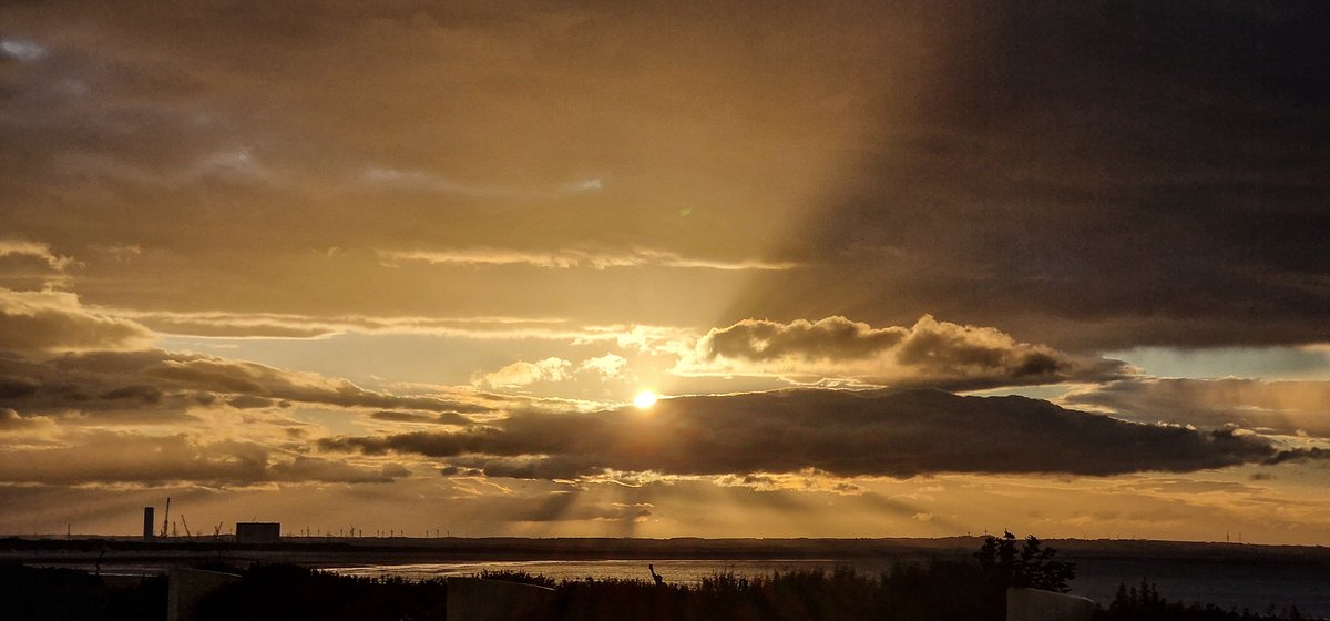 #sunset over the #RiverTees #SouthGare #Redcar #NorthYorkshire #grimupnorth #teessidelive #StormHour #bbcweather #itvweather #earthandclouds #PhotographyWx #rcambassadors