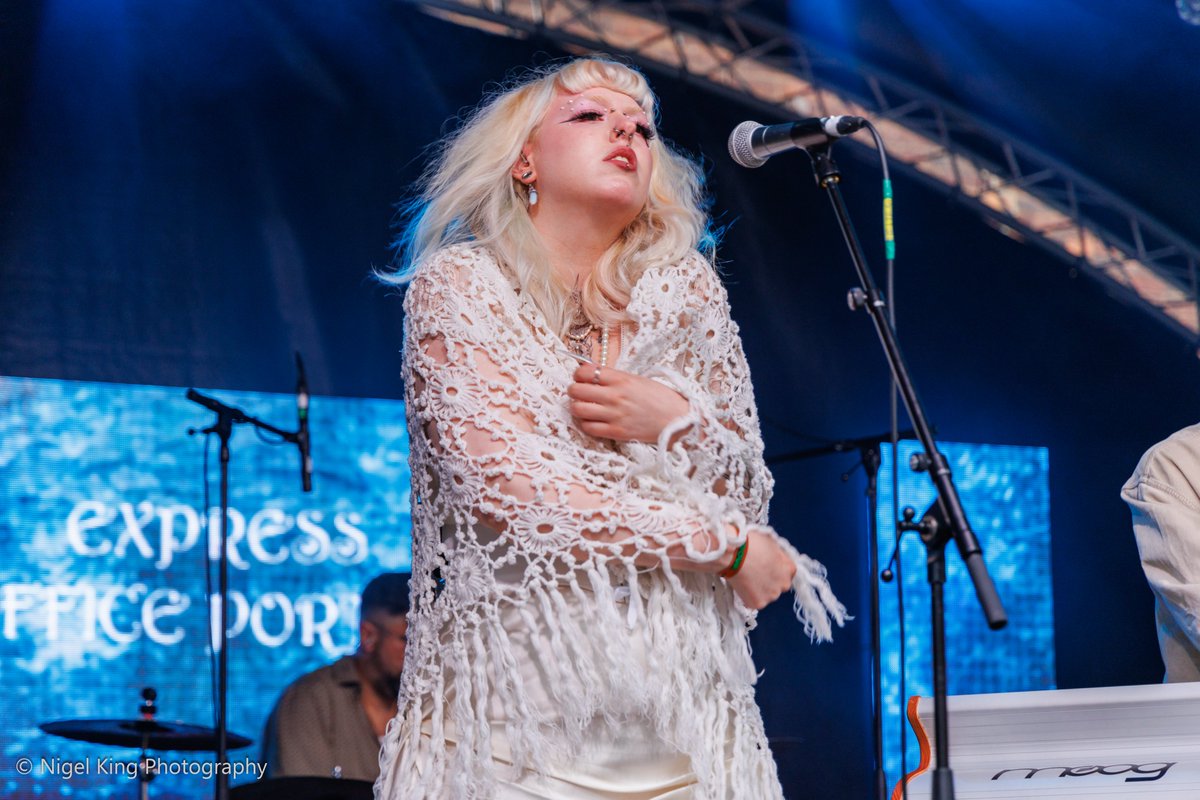 NigelKingPhotos's tweet photo. 1 of 2

@eoportico on the Courtyard stage at @splendourfest Day 1 in #Nottingham.

For @LeftLion .

#LiveMusicPhotography #GigPhotography #musicphotography #musicphotographer #NottinghamPhotographer #Nottingham #SplendourFest #festivalphotography https://t.co/z0oDNOVD4Z