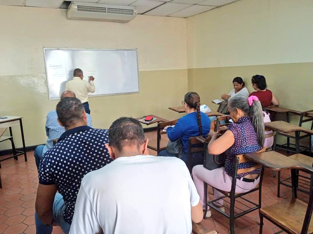 CAMETROVALENCIA's tweet photo. #12Ago||Avanzando con el módulo sobre "Comportamiento Organizacional y Ambiente Laboral" continúa el proceso de capacitación para trabajadores de @CAMETROVALENCIA que cursan diplomado de Gerencia Empresarial gracias a la alianza con el #CUAM📝||#JóvenesValientes @NicolasMaduro https://t.co/op5WR13ic2