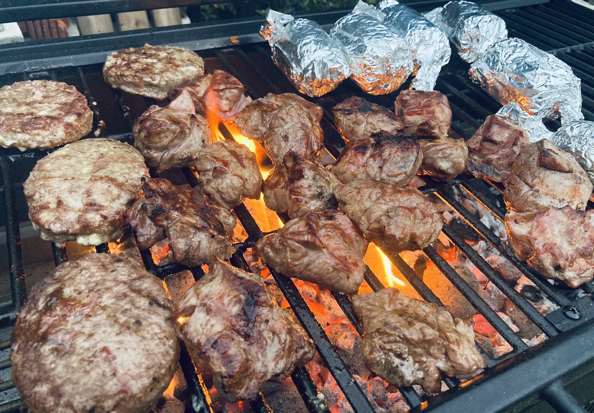 Burgers, lamb shoulder and corn on the cobs 😍