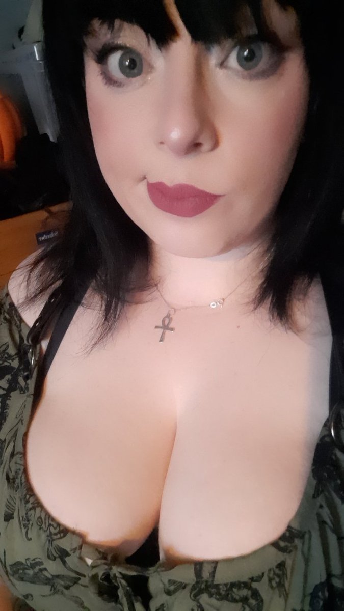 When your outfit makes you feel like a tavern wench >.<