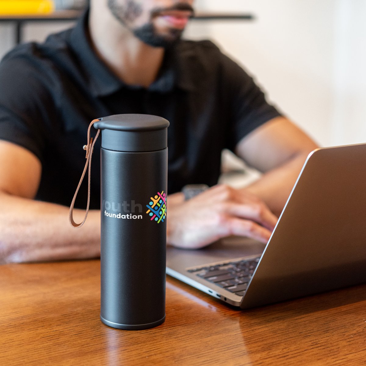 hitpromotional's tweet image. Meet our latest obsession: the 50153 AWS Conrad Tumbler! Sleek design, chic leatherette strap, and perfect temperature for every sip. Plus, 5% of AWS line proceeds are donated. Sip in style and give back! #StylishSips #GiveBack