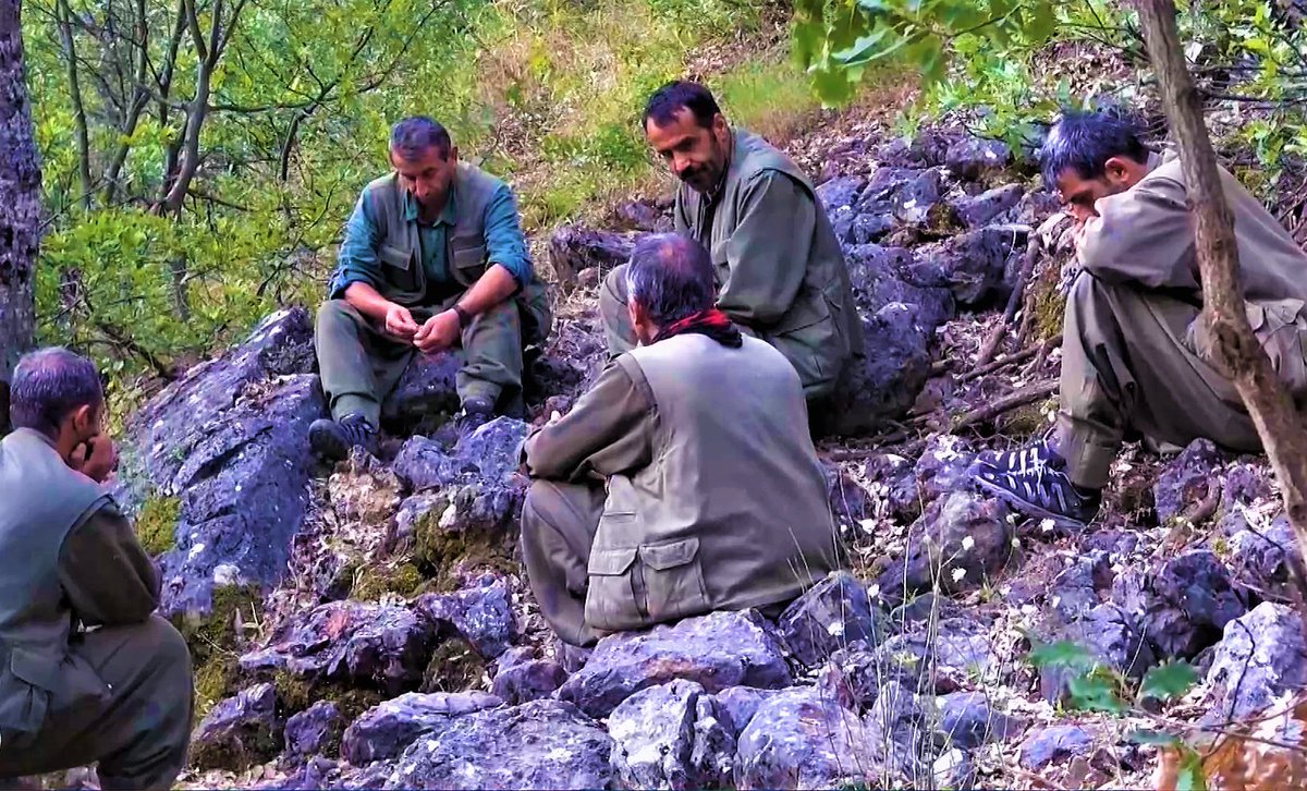 Öyle anlar olur ki, İfadenin gözü kör, cümlenin dililal olur. Harfler zavallılaşır, kelimeler bu kadar darolmaktan utanç duyarlar. Bir dilin bütün sözcüklerini bir araya toplasanız bile yetmez içinizdeki yoldaş acısını sözlere dökmek ....