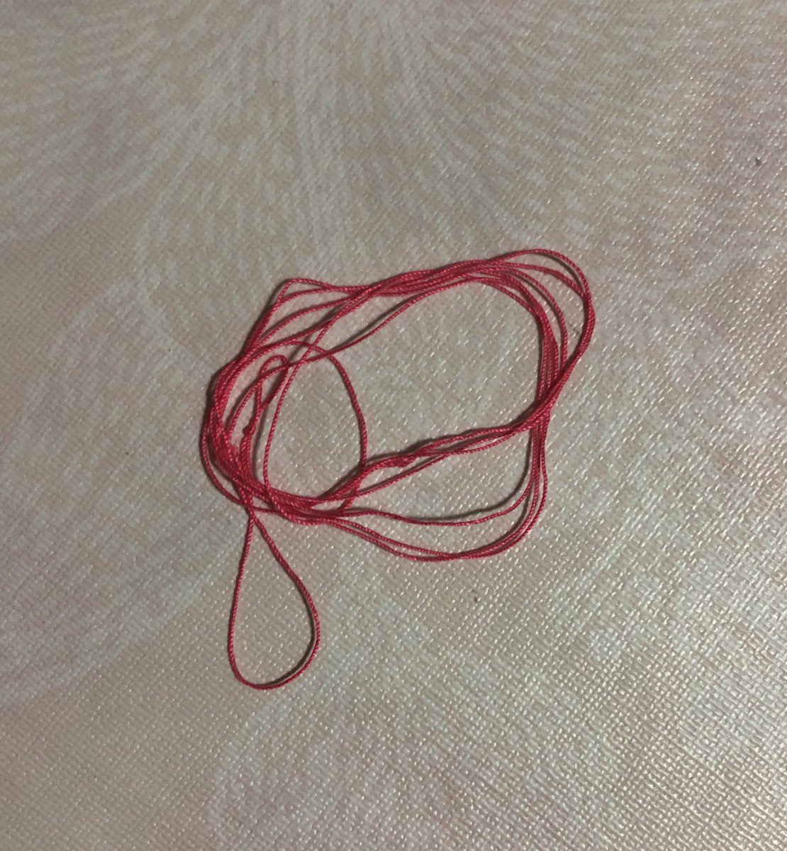 Sevgi neydi?
Size uzun süredir çantamda taşıdığım bu iplik parçası ile sevgimi anlatmak isterim. 
Kendisi, eşimin pantolon beli ve tişörtünün genişlik ölçüsüdür. Arada bir düğüm var. Hediye alırken çantamdan çıkarıp ölçüyorum ve doğru bedeni alıyorum.