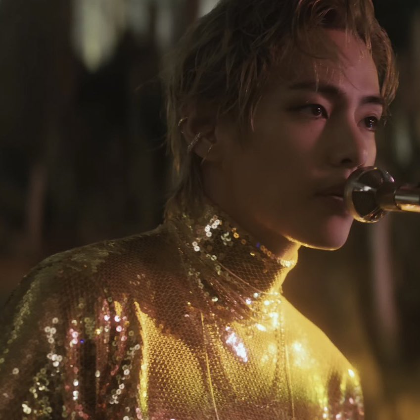 psikoloğum: halay mendili Taehyung gerçek değil.
o sırada halay mendili Taehyung: