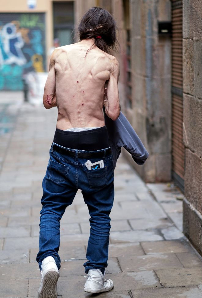 Heroína y fuerzas del orden público

«(…) No puedo olvidar como venían «Los maderos» descargando ellos mismos los fardos, acompañados de varios tíos de paisano, sacos llenos de polvo blanco en el almacén de Piletas que era de un picoleto. Desde allí comenzaba la distribución, a