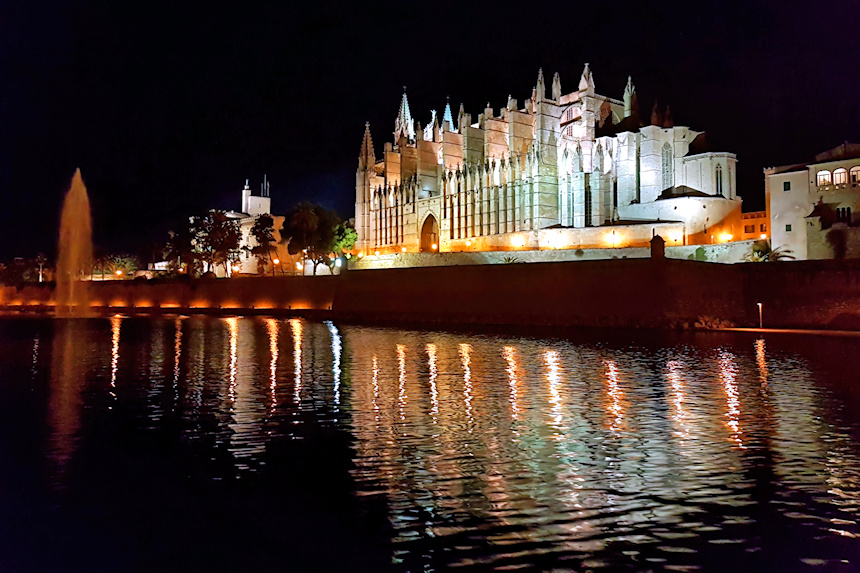 mapaymochila_'s tweet photo. Es maravilloso "viajar hasta Mallorca" y recorrerla, sea cual sea la estación ¿o es #BetterInWinter ❄️? ¿qué puedes ver y hacer en Palma y en la isla? Te lo contamos todo incluyendo una pequeña ruta por la isla 🚗 
https://t.co/Zsu8POpQCD https://t.co/LsnBngfEG9