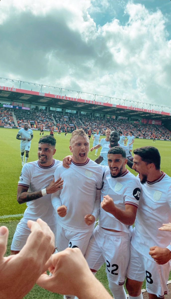 conor0t's tweet photo. @WestHam_Central quick edit to get rid of that rotten sponsor, great photo #COYI https://t.co/Aktc5QiwDn