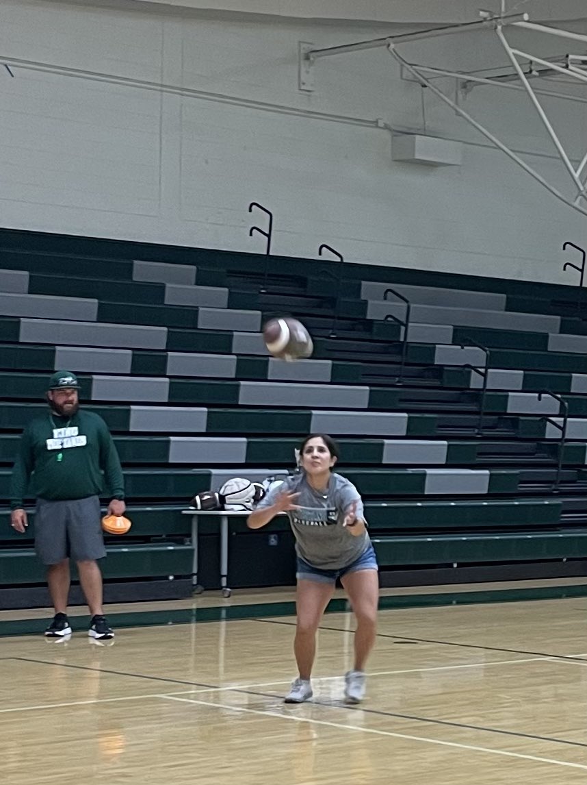 agholland4's tweet photo. @khsfootball_BC 
Football 101 for Moms….. 
Great turnout!!!
Thank you coaches for all you do for our boys💚 https://t.co/3tL7GGVHv1