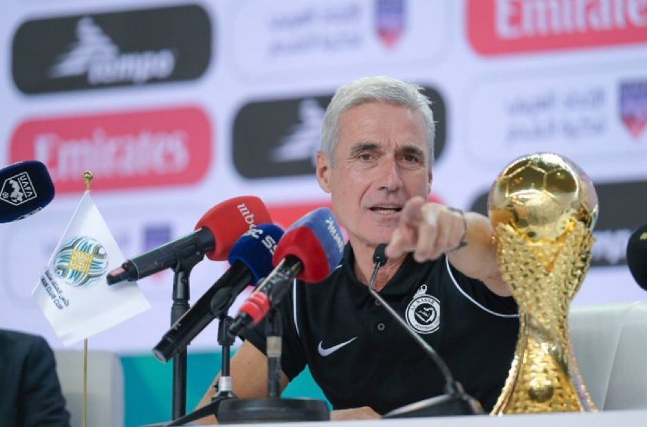 Luis Castro: "You see this trophy right there? We did not pay to get this." 😳