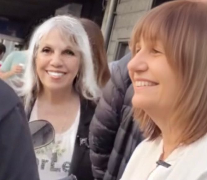 irmaar's tweet photo. Mañana mi voto va para Patricia Bullrich por estas 5 razones. Espero que el tuyo también. No nos vamos a arrepentir!

1. Respeta las Instituciones y los principios republicanos que hicieron avanzar a todas las sociedades libres en el mundo.

2. Tiene extremo coraje y experiencia  para aplicar las transformaciones de fondo necesarios para recuperar Argentina.

3. Siempre nos habla con la verdad por cruda que sea. Los argentinos necesitamos la verdad y no el relato mentiroso. Es honesta e íntegra.

4. No insiste en negociar con los que hundieron Argentina ni en armar mayorías artificiales que sólo sirven para que nada cambie. 

5. No está sola. Además del apoyo de la gente, hay un equipo sólido trabajando en planes para todas las áreas de gobierno a ser aplicados desde el Día Uno de la gestión. Planes realistas y no utopías. Nada de pensamiento mágico.

Patricia tiene décadas de experiencia en la política y en la gestión, pero está lejos de ser vista como parte de la “vieja política”, al contrario es esperanza de un futuro mejor.

Por todo eso y mucho más la acompaño y me siento parte de #LaFuerzaDelCambio 🇦🇷