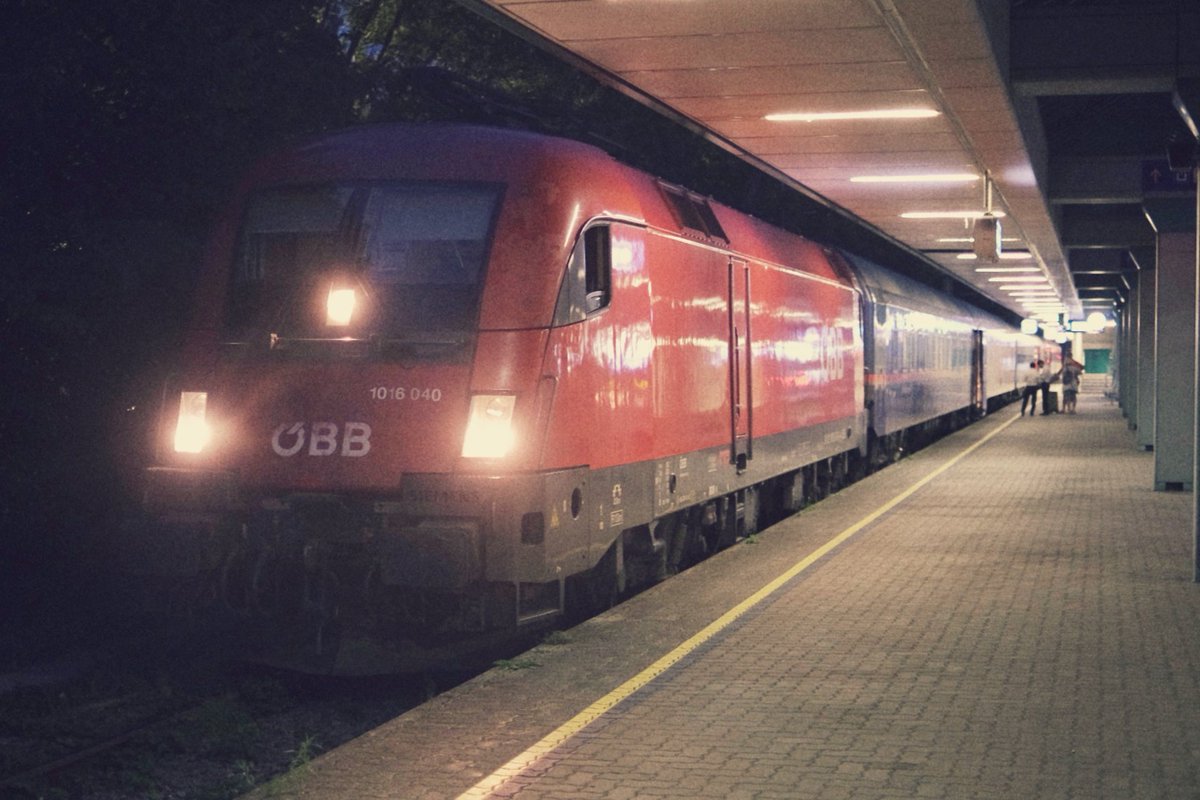 _DiningCar's tweet photo. 🇦🇹🚂🚃🛌🚃🌜It's @unsereOEBB #Nighjet time 😍! Today with service №447 from #Bregenz🇦🇹 to #Vienna🇦🇹. A class 1016 is working the consist with 2x sleeper, 2x couchette &amp; 2x coach. We booked a DOUBLE sleeper compartment. Good night everyone and sleeper well 😴! #nighttrain https://t.co/aGgD7mmhEH