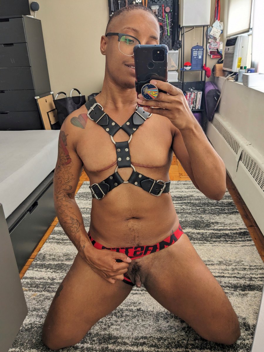 A lovely friend gifted me my first leather chest harness 🥰 D'ya like it?