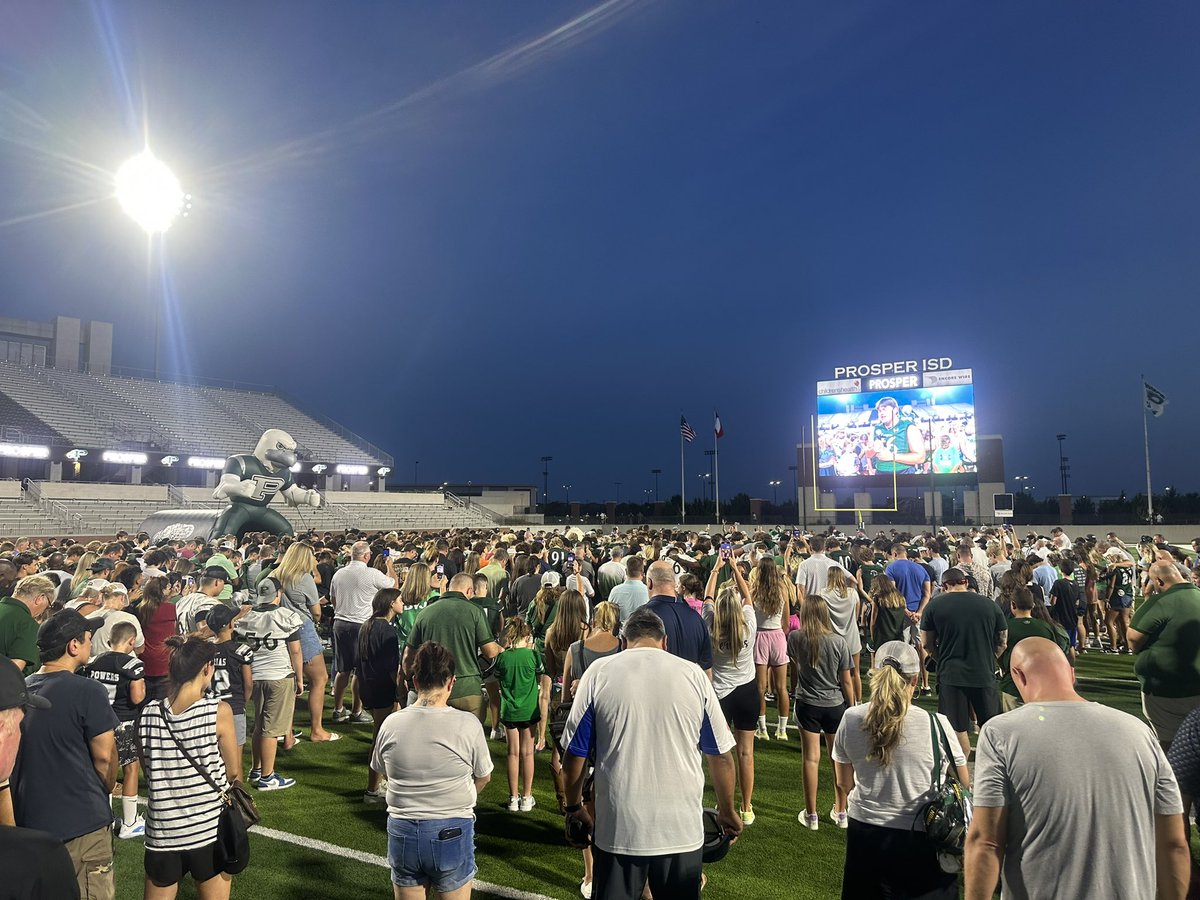 prosperhsfca's tweet photo. Prosper prayer at meet the Eagles tonight. Great to see our athletic programs glorify God! https://t.co/RRGV55iZXw
