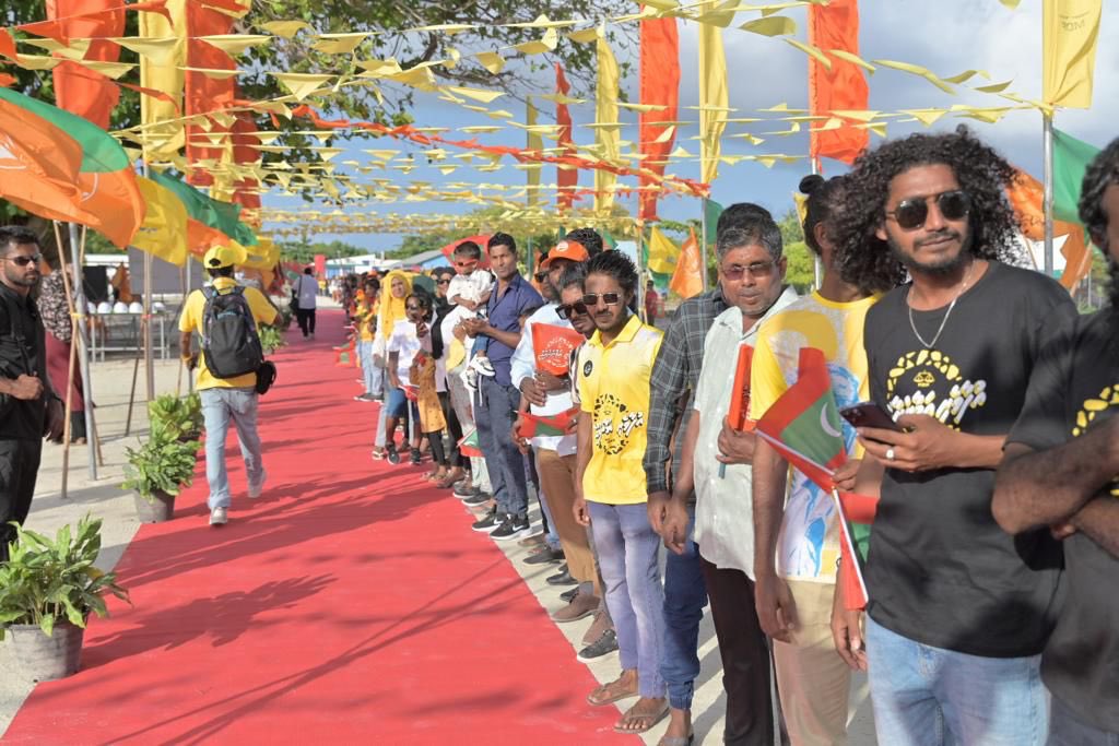 މިލަދުންމަޑުލުން މިއަދު ދެވުނު ކޮންމެ ރަށަކުން އަޅުގަނޑަށް ފެނުނީ ރީނދުލާ އޮރެންޖާ ފެހިކުލައިން އެކީ އެއް އަޑަކުން އަޅުގަނޑުމެންނާ އެކުގަ އޮތްތަން. ޔަގީންވެ ކަށަވަރުވަނީ ނ. އަތޮޅުގެ ބޮޑު އަޣުލަބިއްޔަތުން އިރާދަކުރެއްވިއްޔާ އެއްބުރުން #UfaaveriAmaanRaajje އަށް ދަތުރުކުރެވޭކަން