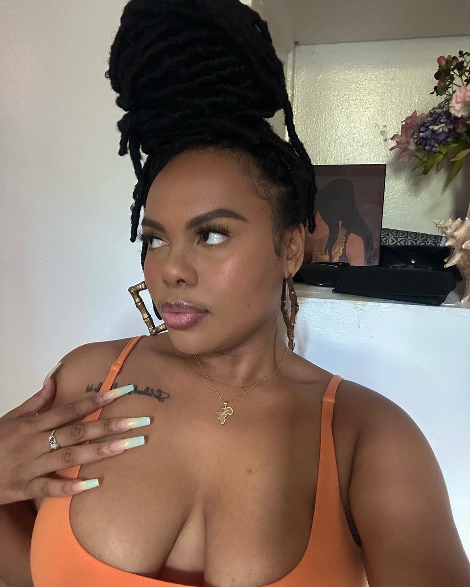 onikeeeen's tweet photo. baddest lil bihh from my block 🧡 https://t.co/oIqhQOUusu