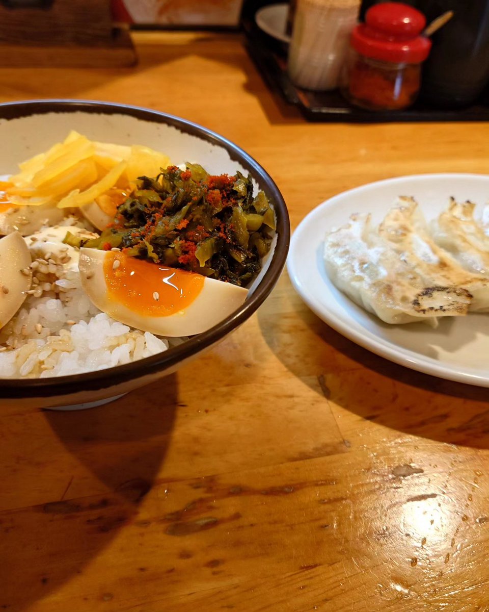 765573's tweet photo. 昨日は盆休みってことで大阪ガレーラへ。
動画は唯一登れた３級。
ムーブとゴール取りに苦戦したー。
４級全完とはならず、弱さを実感した１日。
強くなりたい。
思い出お土産にNo21ブラシ購入。

帰りに桃山にて晩飯(AM４時w)。

下道５時間やっぱ大阪遠いっすw

#ボルダリング　#ガレーラ　#桃山 https://t.co/O7LMR2Sk62