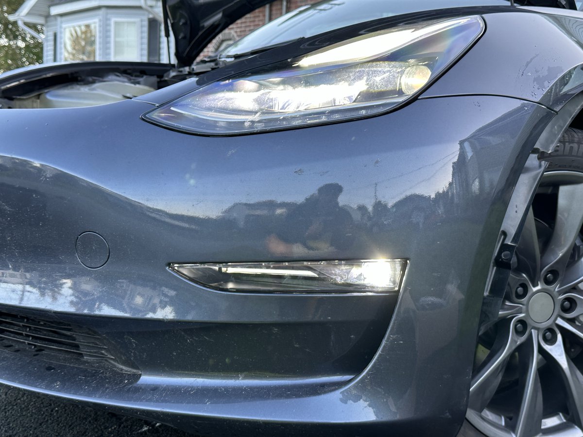 KyleGreenlaw98's tweet photo. Just installed some OEM-looking fog lights on my Model 3 SR, which did not originally come with any. They look fantastic and work fantastic, very bright

No spliced wires, just plug and play! Definitely worth every penny.

#Tesla #model3 #SR #standardrange #foglights #tsla https://t.co/S9lR9N936Z