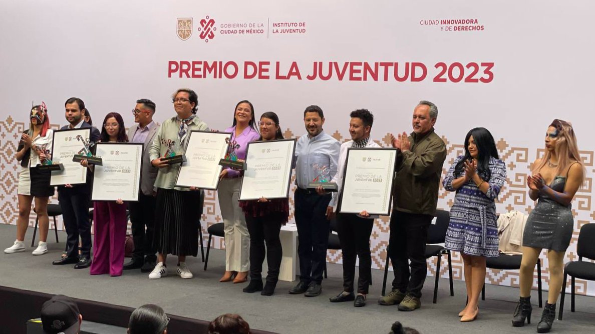 erika_jurez's tweet photo. Hoy acompañamos al #JefeDeGobierno @martibatres a la entrega de los Premios de la Juventud 2023.

Qué gusto ver a las personas jóvenes destacar en la cultura y promoción de los derechos, ser factor de cambio y transformar el país.👏

#CiudadDeDerechos https://t.co/4NCLVnmJHE