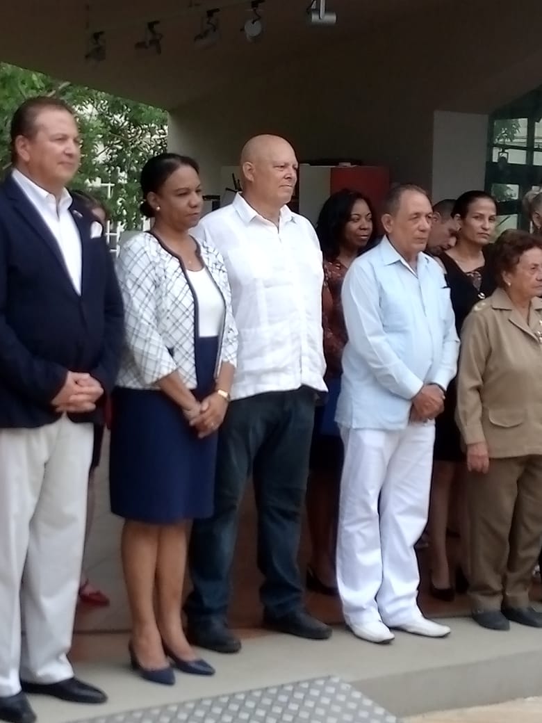 InesMChapman's tweet photo. Momentos históricos captados por el lente del fotógrafo Abreu, la imágen del Comandante en Jefe Fidel en cada toma, exposición fotográfica en el @centrofidel. Luego, el reconocimiento al Quinteto Rebelde, una tarde con la historia y el arte.Cuanto honor #FidelPorSiempre
#CubaVive https://t.co/el8smeHZxC