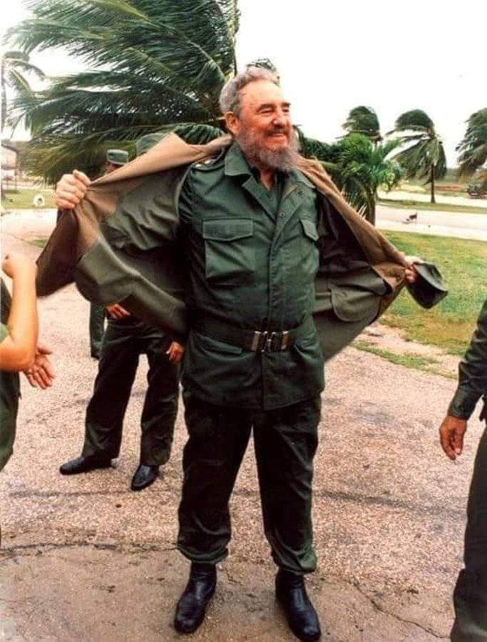 #FidelPorSiempre 
Con su chaleco de vergüenza, quisieron matarlo 600 veces, pero vive hoy más que nunca.

#FidelPorSiempre 🤎
#CubaPorLaVida 🤎
#CubaCoopera 🤎
<a href="/cubacooperaven/">Brigada Médica Cubana en Venezuela</a>🤎
 <a href="/MINSAPCuba/">Ministerio de Salud Pública de Cuba</a> 🤎
<a href="/japortalmiranda/">José Angel Portal Miranda</a>🤎