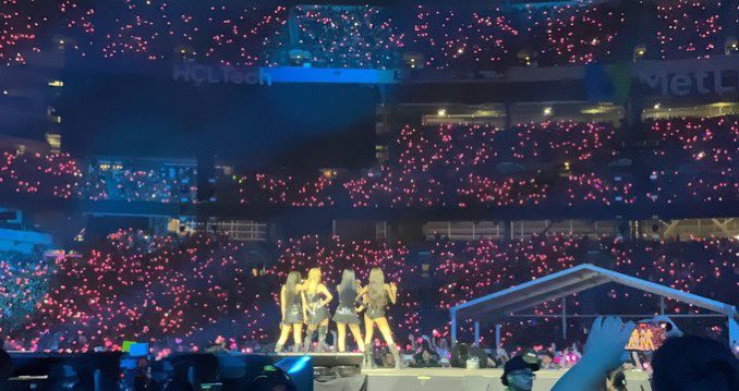 PopBase's tweet photo. BLACKPINK have sold out their second night at the MetLife stadium as part of their ‘Born Pink World Tour.’

They join Beyoncé and Taylor Swift as they only female artists to sell out two consecutive nights at the stadium. https://t.co/yYNVdeiBag