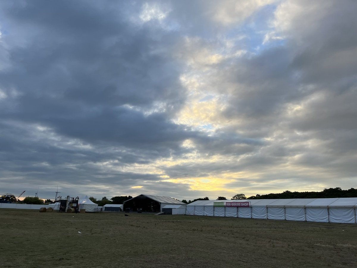 twyyttmo's tweet photo. 夕日沈むの見て夜中ライブで🔉
明けて朝日拝めるとまた感動新た🌅
#RSRF #RSR2023 https://t.co/70W9X65WAo