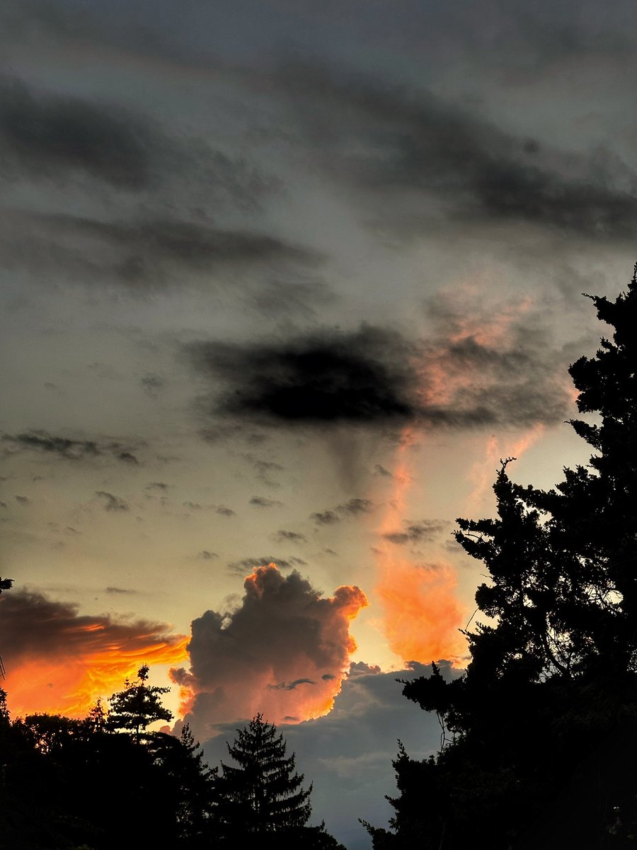 masonpaul's tweet photo. Southern Ohio sky , with a little HDR editing. https://t.co/QhPzP2Gimy