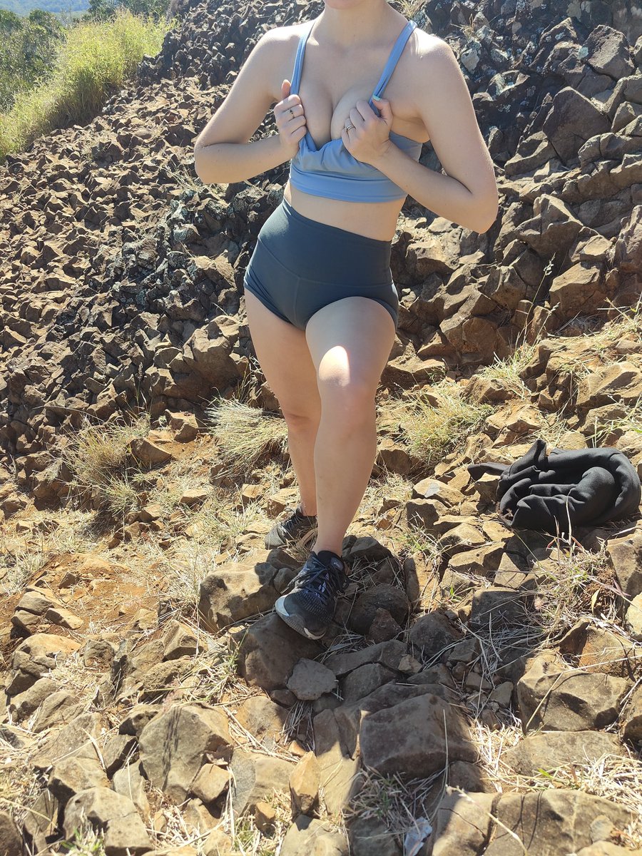 I like to keep everyone motivated when hiking 😘 #boobs #sportsbra #publicnudity #tits #publicflashing #nsfwtwt #nsfwcontent #amature #hornyinpublic #onlyfansFree #onlyfansbabe #smalltits