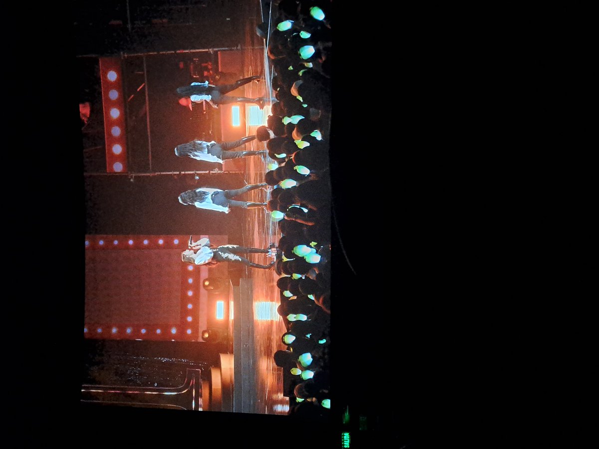 nomoredramx's tweet photo. #MAMAMOO #MamamooMovie #MY_CON_THE_MOVIE 
ame tanto esta experiencia, se sintió en un concierto, las amo demasiado, never letting go. https://t.co/8fJBSftBYX