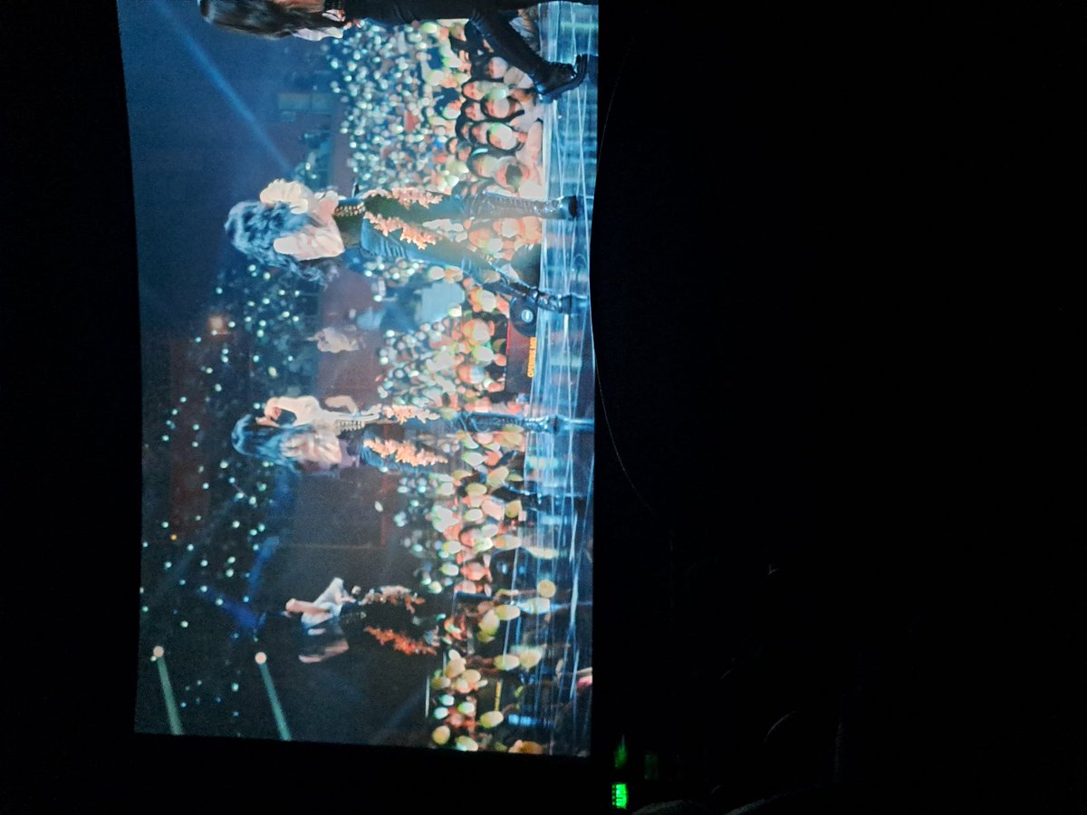 nomoredramx's tweet photo. #MAMAMOO #MamamooMovie #MY_CON_THE_MOVIE 
ame tanto esta experiencia, se sintió en un concierto, las amo demasiado, never letting go. https://t.co/8fJBSftBYX