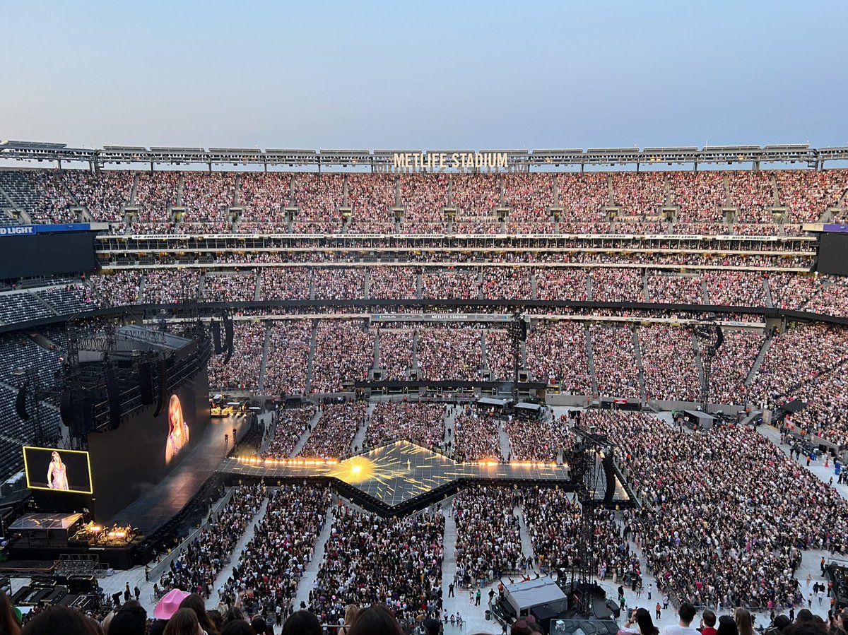 PopCrave's tweet photo. #BLACKPINK joins Beyoncé and Taylor Swift as the only female artists to sell out back-to-back concerts at MetLife Stadium. https://t.co/MbpC0oZboY