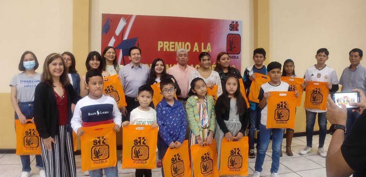 StirttPuebla's tweet image. Hoy nuevamente recibimos a  hijas e hijos de nuestras compañeras y compañeros, qué destacan por sus altos promedios escolares, nos dió mucho gusto entregarles el #PremioALaExcelenciaAcadémica