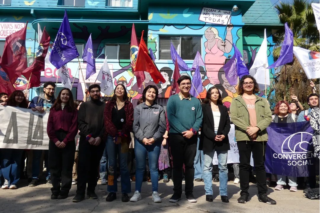 La_Seccion_FA's tweet photo. 🔵Movimiento estudiantil👨‍🎓👩🏾‍🎓📣

Ayer a mediodia se inscribil en casa fech la lista "Súmate a la FECh" conformada por las https://t.co/FBySBTT1xL y CS. La lista llega a disputar la primera federacion en 3 años con un potente programa de bienestar y reconstruccion de la comumidad. https://t.co/vhNi2PJho5