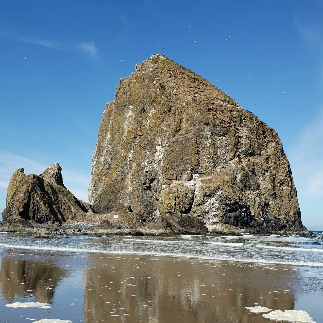 Slythiechick's tweet image. I took a picture of Haystack Rock.  I think this might be the best picture I have ever taken.  #haystackrock #cannonbeach