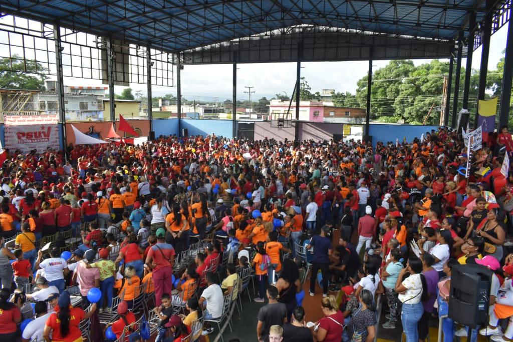 Vaya mi abrazo fraterno para la militancia, jefes y jefas de calle, de comunidad, lideresas y líderes del municipio Tomás Lander, en el estado Miranda. Recibí estas hermosas imágenes del extraordinario Encuentro de las Estructuras del PSUV que realizaron hoy #12Ago. Sigamos