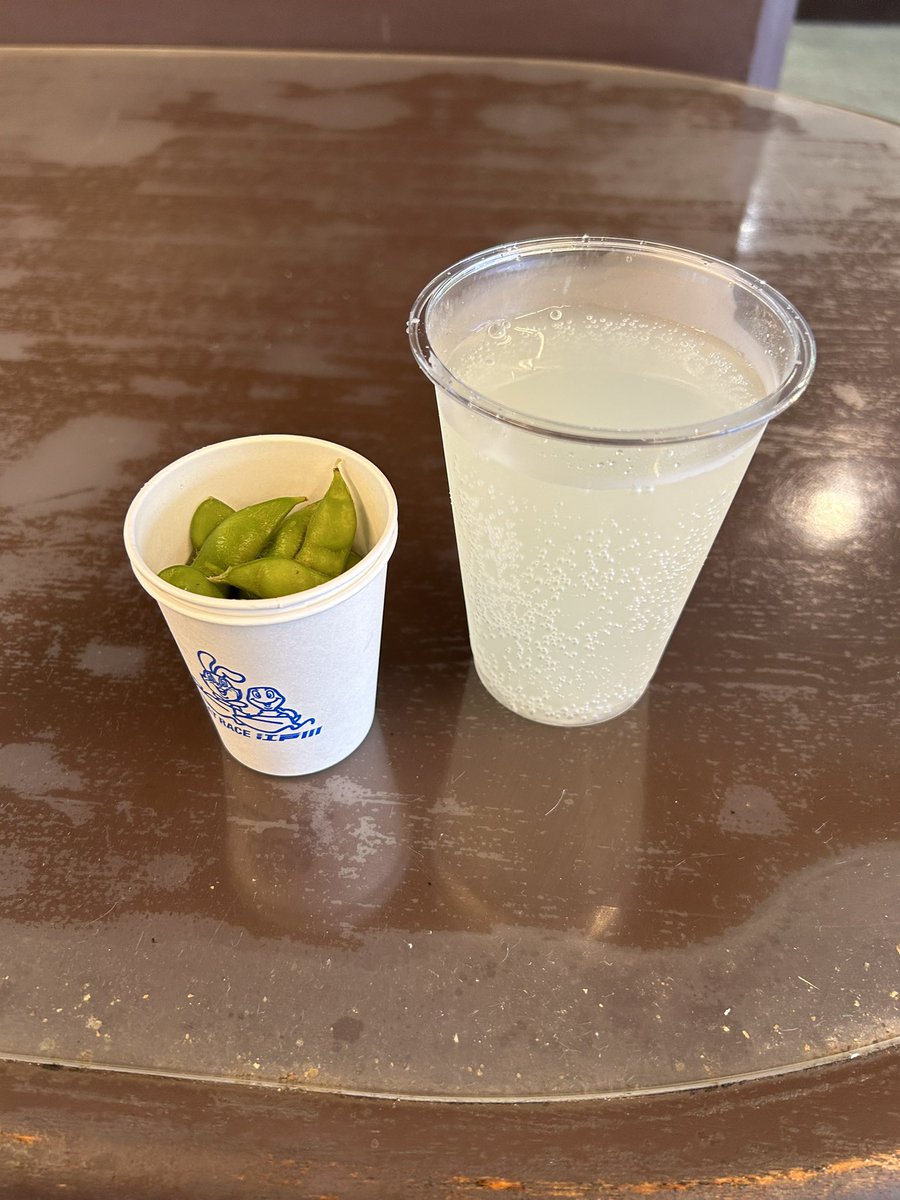 kackt_k's tweet photo. 江戸川競艇100円レモンサワー
記念すべき本日1杯目でーすって言われたw https://t.co/sxlJeDVXrx