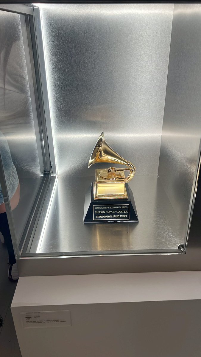 JerronCOUTURE's tweet photo. This was really amazingly put together. You def won’t be able to analyze everything cuz the place stays crowded. So dope to see all of these accomplishments & accolades. Jayz is truly an extraordinary human being! #bookofhov #brooklynlibrary https://t.co/9Rhj13kBIx