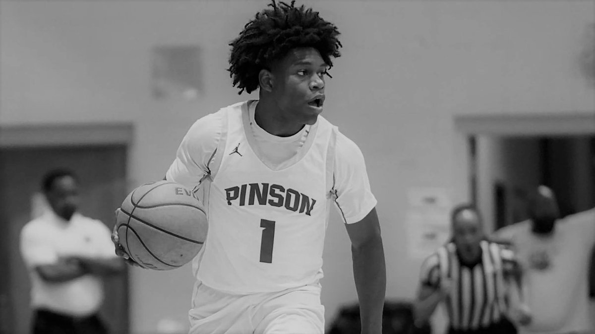 RobertGayol's tweet photo. Conmoción en el básquet de EEUU. Murió Caleb White (17), de forma súbita mientras entrenaba. 3er mejor jugador a nivel escuela secundaria en Alabama, en el equipo de la Pinson Valley High School. Lo llevaron de urgencia al hospital, pero no pudieron reanimarlo
#calebwhite https://t.co/KphvmatsI2