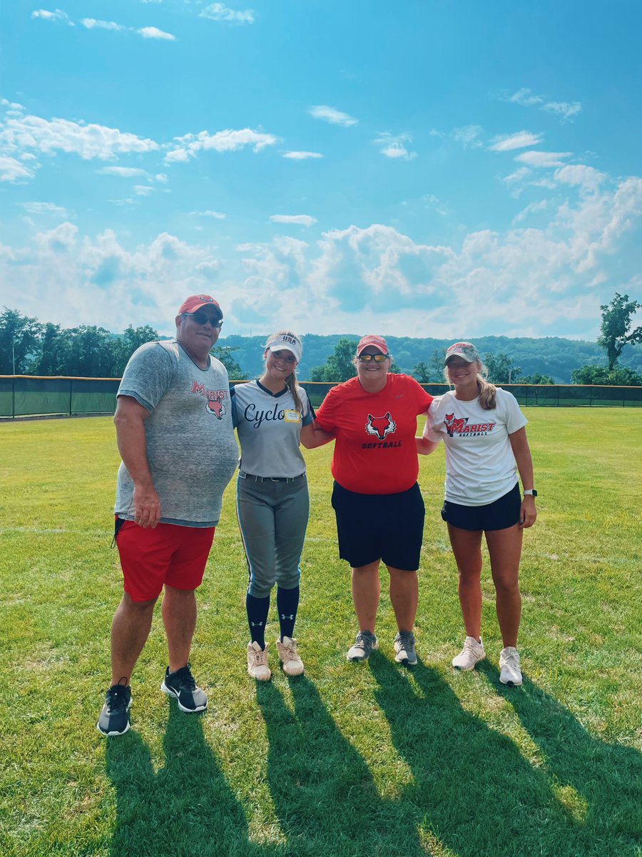 remmijoustra's tweet image. I had a great time at the @MaristSoftball camp today! I definitely learned more about infield footwork that I will be taking into my fall season. Thank you @ExYank54 , @kristinerb4 and @cbaratta2 for working with me through the day and running an awesome camp! 🦊 #catcher #1base