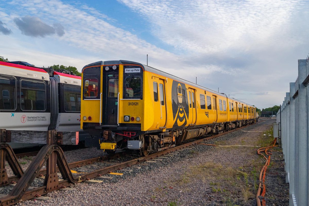ThePinkMeowstic's tweet photo. 11/08/23
Network Rail 313121 sits idle in Ashfordby, amongst some of TFWs future tram fleet
#class313 https://t.co/LTeYjbXx99