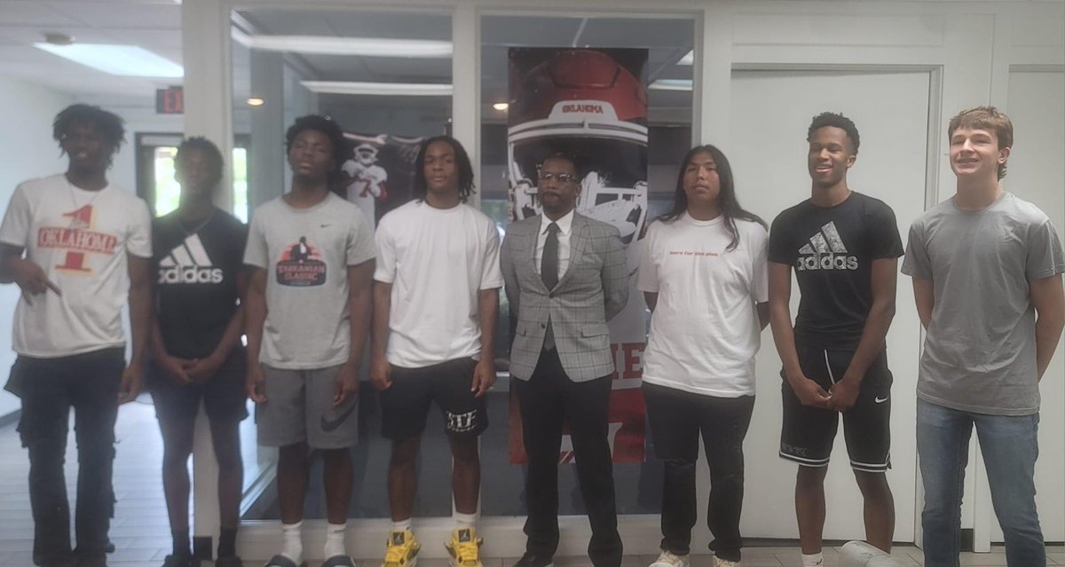 Blacintosh004's tweet photo. If you weren’t in the gym at 8500 NW 23rd from 2014-2018, you will never comprehend just how impactful Carlos Adamson is on the current prep landscape in Oklahoma. @CoachLos4 https://t.co/vH8cAfMjeq